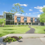 School with abundant air & ventilation
